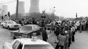 Carter leaving Three Mile Island bw